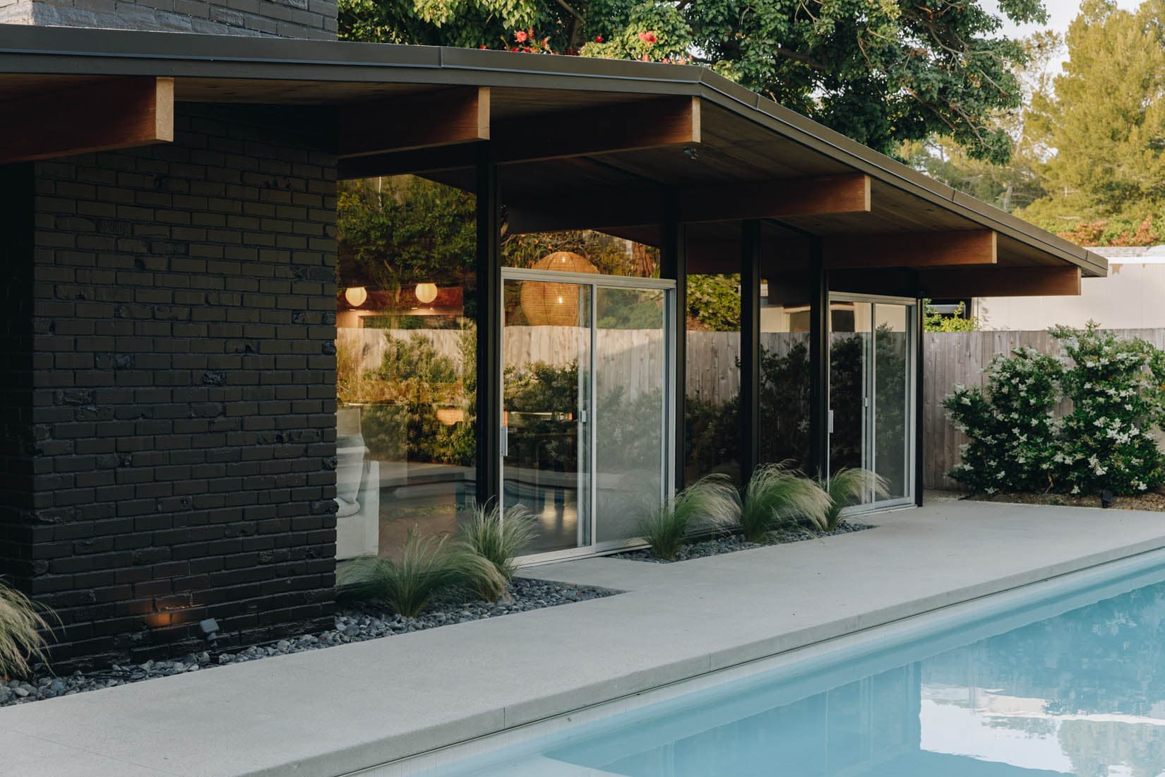 witness locations whlf house thousand oaks exterior low roofline pool black brick