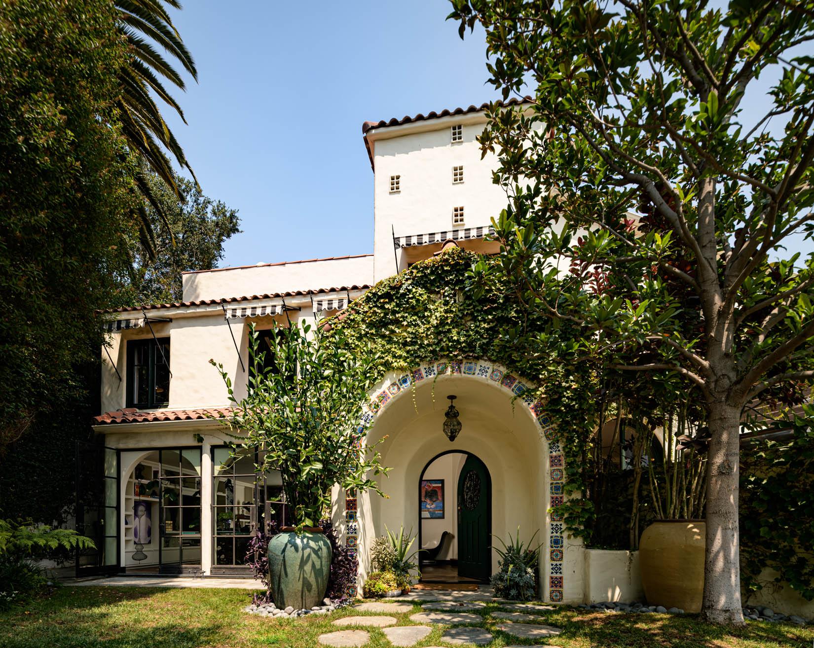 The large, elegant courtyard at the heart of the Kings Road Estate entrance, featuring lush planting and stone paving.