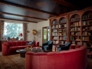 Library living room with built-in shelves and vintage furnishings